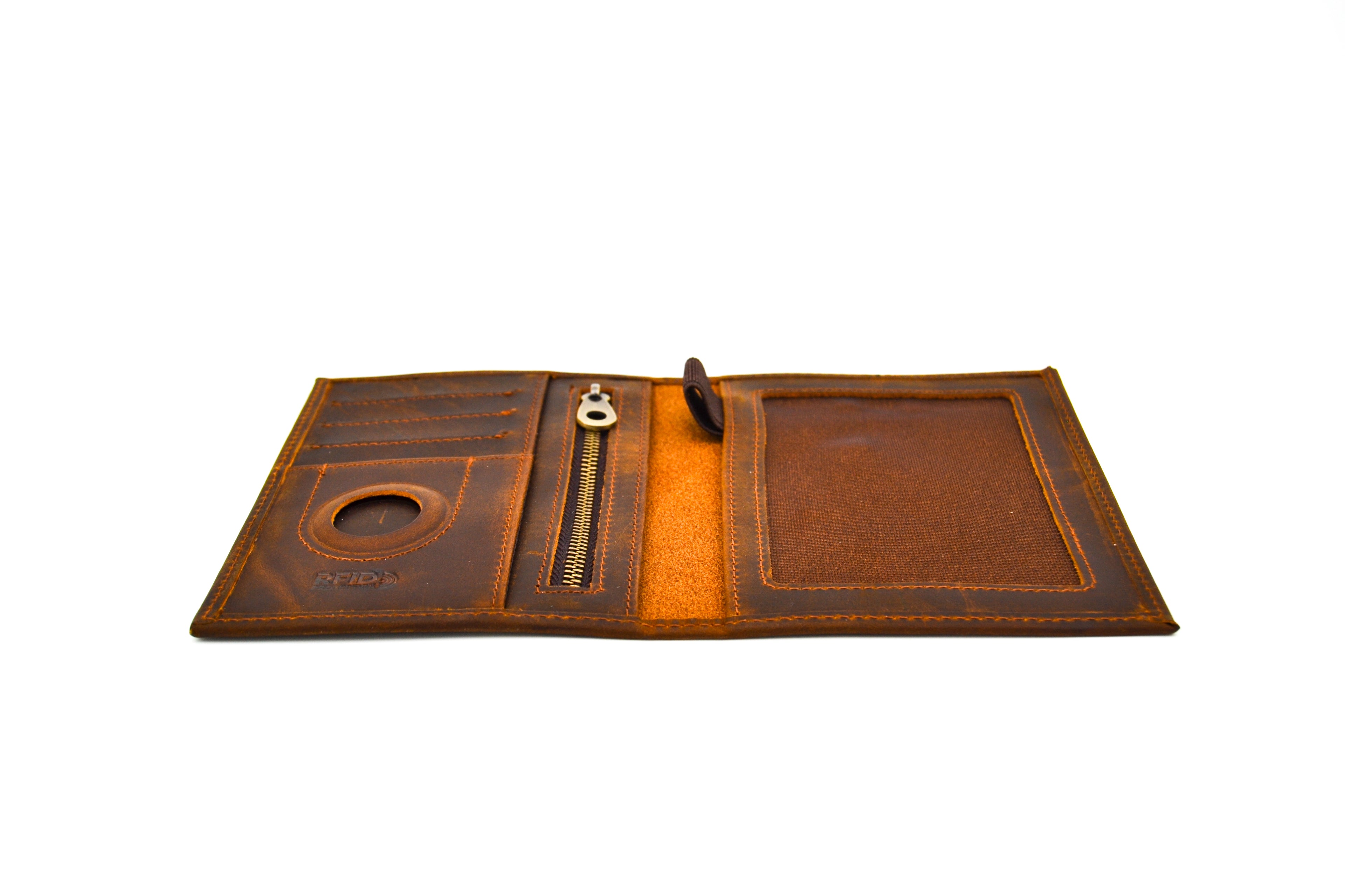 Geöffnetes Lederetui mit Steckfächern für Kreditkarten, Ausweisfenster und zentralem Reißverschlussfach.